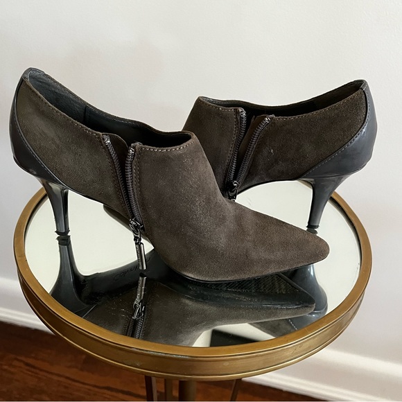 GREY SUEDE AND PATENT LEATHER SHOOTIES - Picture 3 of 9